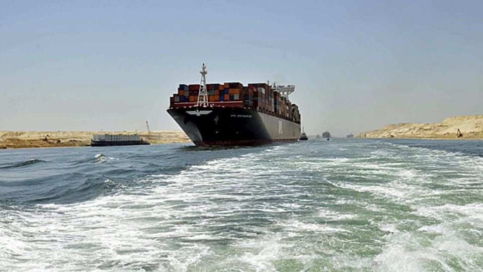 Ägypten hat in nur einem Jahr eine zweite Fahrrinne gebaut, Schiffe brauchen nun sieben Stunden weniger, um vom Roten Meer ins Mittelmeer zu gelangen oder umgekehrt.