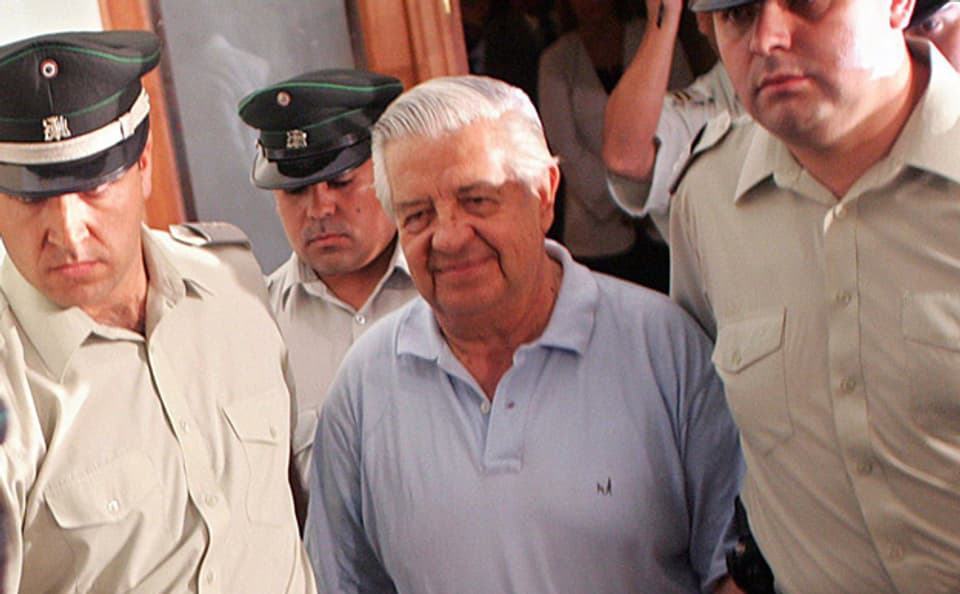 Manuel Contreras, als er 2005 vom Gerichtsgebäude in ein Gefängnis in Chile überführt wird