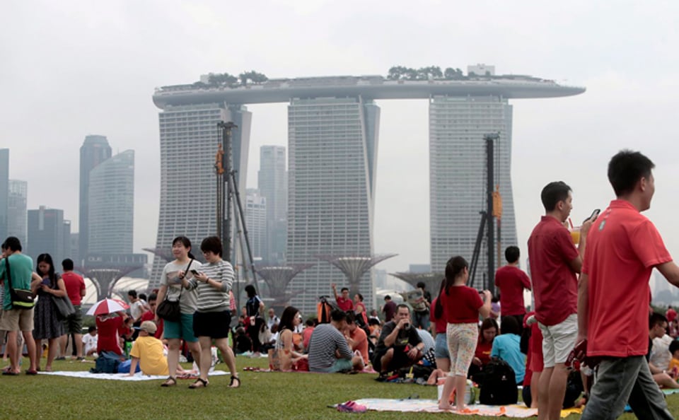 Bewohner von Singapur feiern 50 Jahre Unabhängigkeit in einem Park