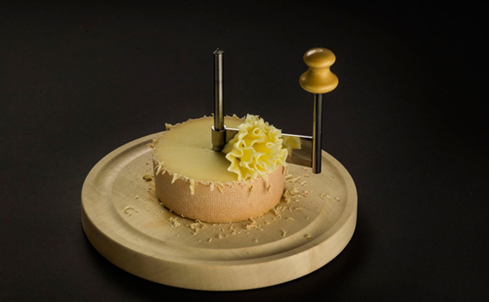 Eine Girolle mit einem Tête de moine, eine typische Schweizer Käse-Spezialität