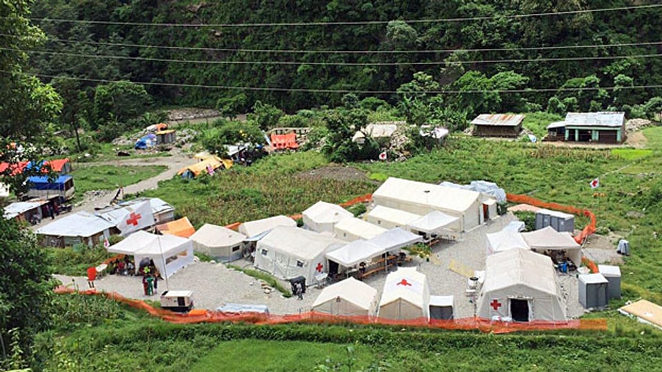Mit 1000 Einwohnern, einem kleinen Spital und einigen Läden, war das Dorf Singati ein Zentrum im nepalesischen Bergland. Nachdem im Mai mehr als 100 Menschen ihr Leben und noch mehr ihr Zuhause verloren, und das Spital zerstört wurde, war Hilfe dringend nötig.
