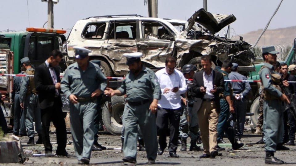 Trümmer nach dem Anschlag in der Nähe des Flughafens in Kabul.