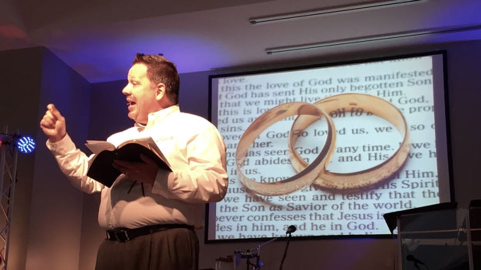 Pfarrer Larry Robertson sieht die Home-Ehe als Ankündigung der Endzeit, wie sie die Bibel prophezeit. Gottesdienst der Baptisten der Hillsdale Church in Clarksville, Tennessee, am 28. Juni 2015.