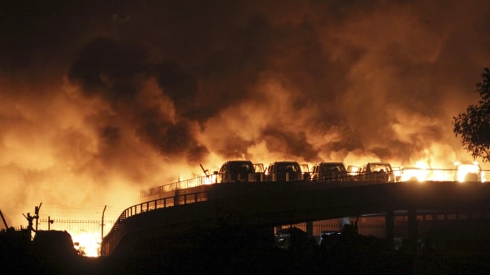 Brennende Fahrzeuge nach den Explosionen in der chinesischen Metropole Tjanjin.