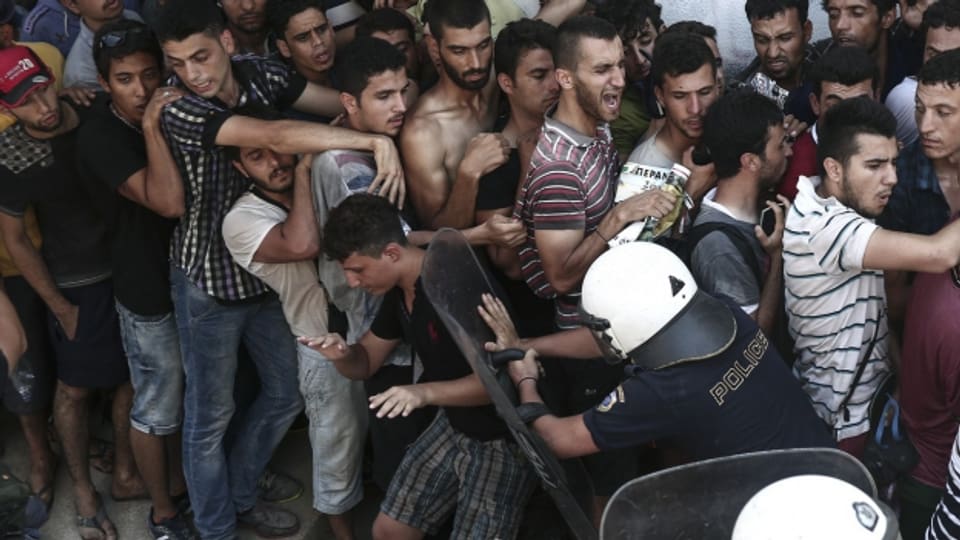 Zusammenstösse zwischen Polizisten und Flüchtlingen vor einem Stadion auf der Insel Kos.
