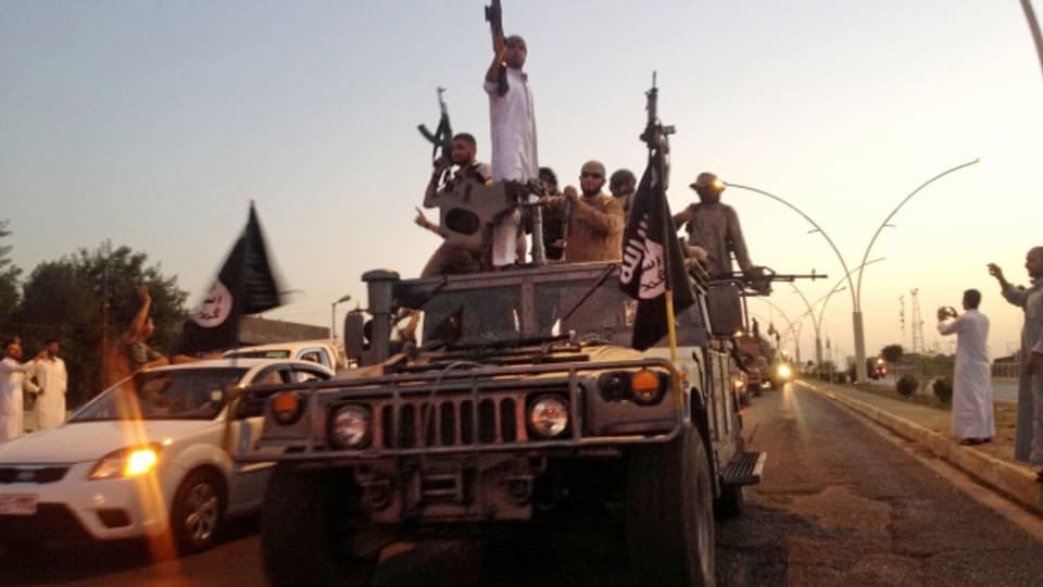 IS-Kämpfer patrouillieren auf einem Panzer im Irak. Sie sollen nun erstmals Senfgas eingesetzt haben