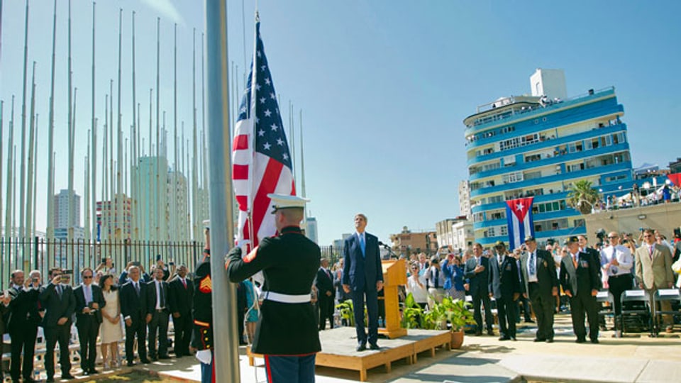 Feierlich wird im Beisein von Aussenminister John Kerry vor der wiedereröffneten US-Botschaft auf Kuba die US-Flagge gehisst.