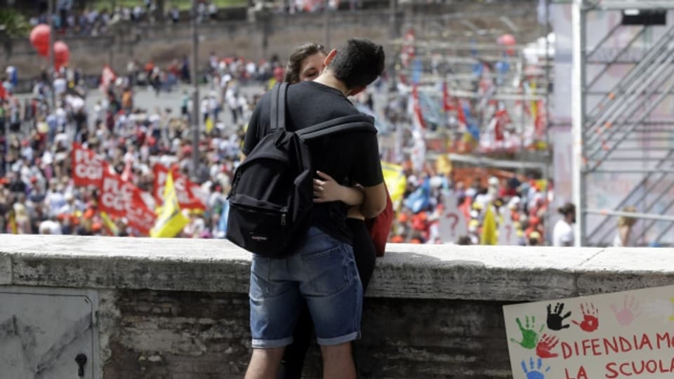 Ein Paar küsst sich während Protesten in Rom gegen Renzis Schulreform
