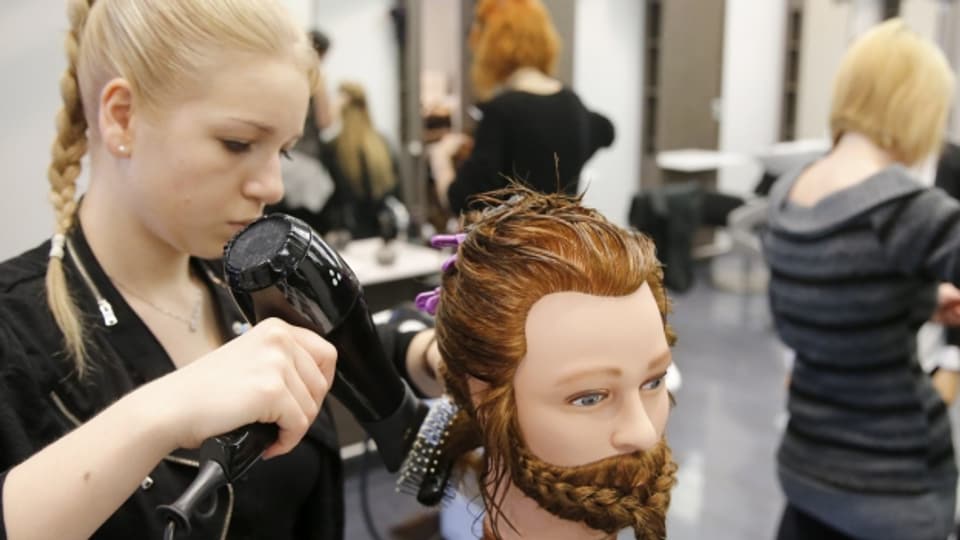 Madlen Huber, Coiffeur Lernende im 3. Lehrjahr, foehnt das Haar an einem Modell-Kopf mit Echthaar, am Dienstag, 31. Maerz 2015 in Bern.