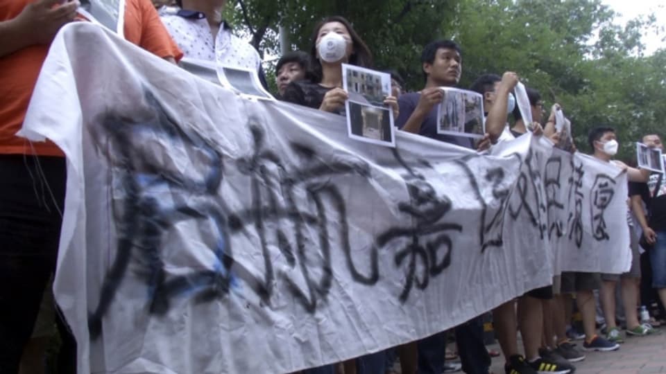 In Tianjin protestieren Angehörige der Opfer gegen die Intransparenz der Behörden