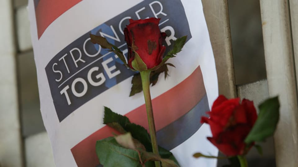 Bisher hat sich niemand zu dem Attentat bekannt. Bild: Blumen für die Opfer in der Nähe des Tatorts.