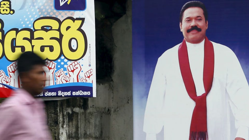 Plakat mit Sri Lankas ehemaligem Präsidenten Mahinda Rajapaksa vor der Wahl am 14. August 2015.