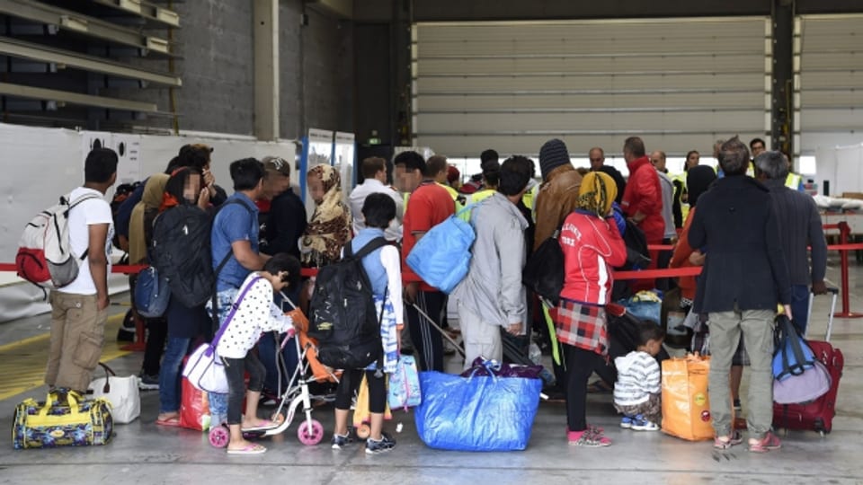 Flüchtlinge bei ihrer Ankunft am Flughafen Wien-Schwechat.