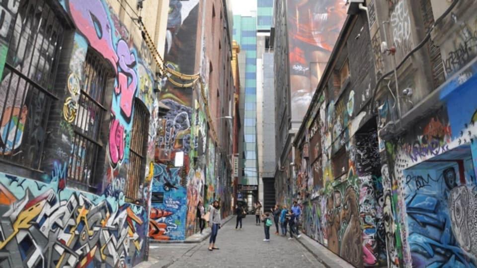 Eine Strasse mit Graffiti in Melbourne.