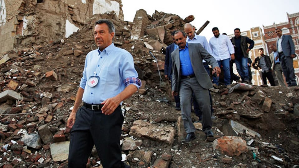 IKRK-Präsident Peter Maurer besichtigt Ruinen in der Altstadt von Sanaa, der hauptstadt Jemens.