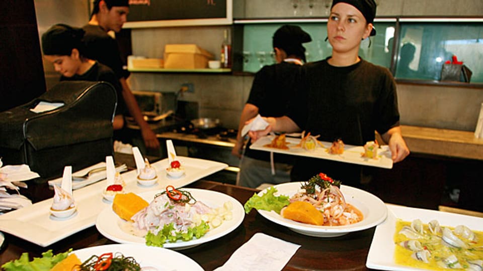 Eines von Gaston Acurios Restaurants, La Mar in der Hauptstadt Lima. Als Koch ist Acurio so begnadet wie als Selbstvermarkter, er hat mit 40 eigenen Restaurants rund um die Welt zum Millionär und zu Hause zu Berühmtheit gebracht.