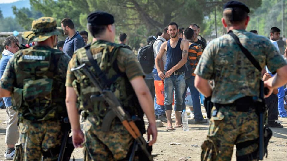 Die mazedonische Regierung sieht sich von der Flüchtlingssituation überfordert - und verstärkt die Polizeikräfte an den Grenzen mit der Armee.