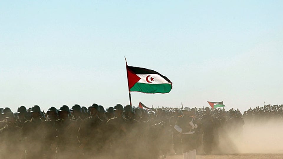  Die Westsahara ist sechs Mal so gross wie die Schweiz und besteht zu grossen Teilen aus Steppen und Wüste, ist aber reich an Bodenschätzen. Zwei Drittel des Gebiets sind von Marokko besetzt und werden seit den 1980er-Jahren durch einen Wall vom Rest der Westsahara getrennt, den die Polisario kontrolliert und verwaltet.