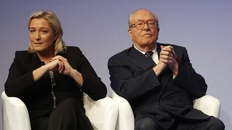 Schauen nicht in die gleiche Richtung: Vater und Tochter Le Pen bei einem Auftritt im letzten November.