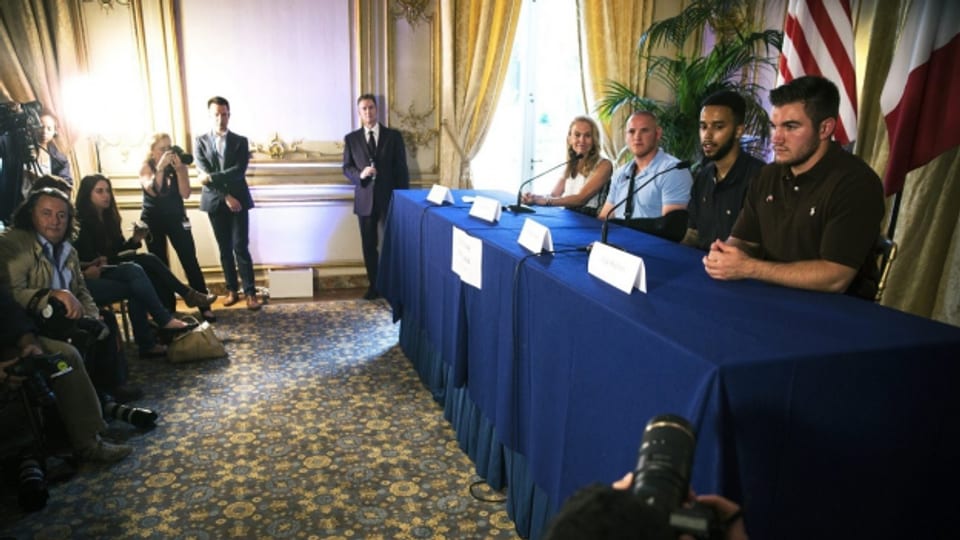 Pressekonferenz in der US-Botschaft in Paris mit drei amerikanischen Soldaten, die einen mutmasslichen Islamisten überwältigt hatten, in einem Hochgeschwindigkeitszug einen Anschlag zu verüben (links US-Botschafterin Hartley).