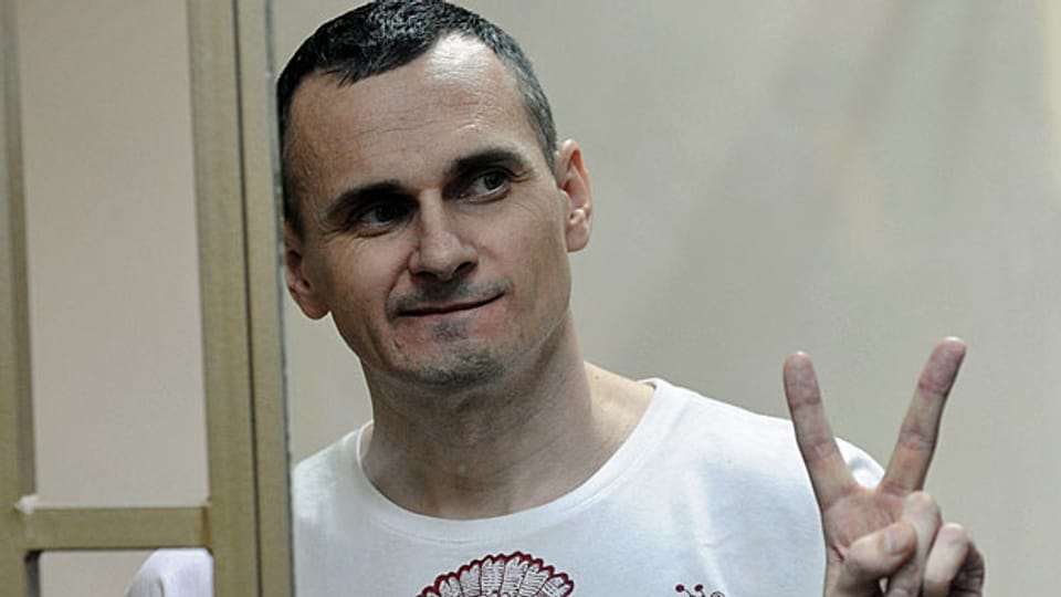 Trotz des harten Urteils, erhebt Oleg Senzow nach der Urteilsverkündung zwei Finger zum Friedenszeichen.