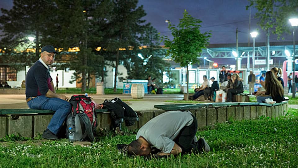 Beten und hoffen, dass sich ein Platz in einem Bus Richtung Notrden findet: Flüchtlinge vor dem Busbahnhof in der serbischen Hauptstadt Belgrad.