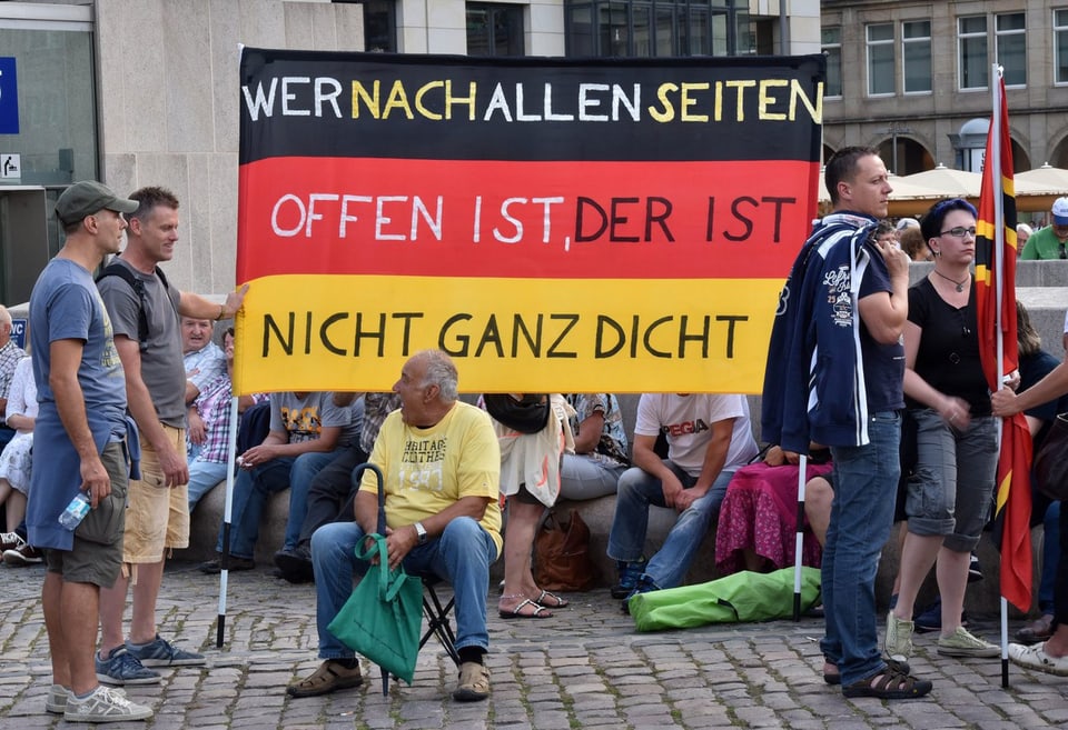 Demonstranten demonstrieren Anfang Woche in Dresden gegen Flüchtlinge.