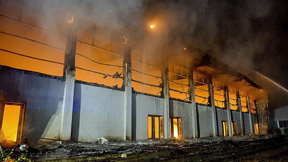 In der Nacht auf den 25. August wurde ein Brandanschlag auf die Turnhalle des Gymnasiums im deutschen Nauen verübt, wo eine Notunterkunft für etwa 100 Flüchtlinge geplant war.