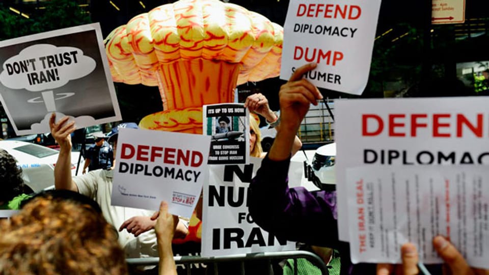 Iranische Dissidenten kritisieren das Atomabkommen zwischen dem Westen und Iran.