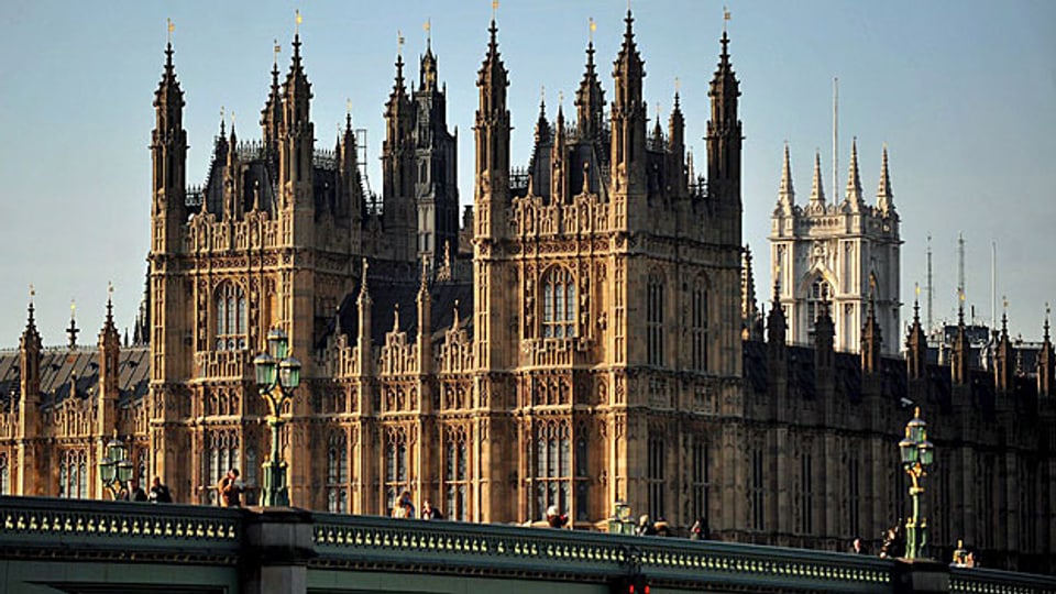Wie wenn es nicht schon genügend Lords und Ladies gäbe: 781 sind es nach dem letzten Erkenntnisstand. Trotzdem hat Premier Cameron 26 neue konservative Lords ernannt, elf Liberaldemokraten und acht Labour-Mitglieder. Bild: Das «House of Lords», das Oberhaus.