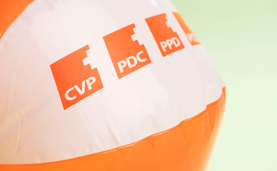 Ein Wasserball als Wahlkampf-Werbeträger für die CVP