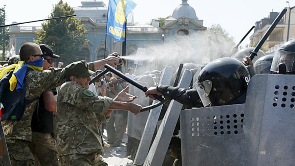 Bei der Demonstration gegen die Verfassungsänderung sind vor dem Parlament in der ukrainischen Hauptstadt zahlreiche Sicherheitskräfte verletzt worden.
