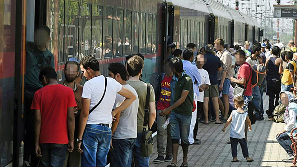 Auf der Fahrt von Budapest nach Wien gestrandet. Flüchtlinge auf dem Perron des Bahnhofs Hegyeshalom, kurz vor der Grenze zu Österreich.