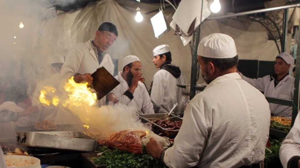 Der mystisch anmutende Open-Air-Food-Markt auf dem zentralen Platz Djemaa el-Fna in Marrakesch