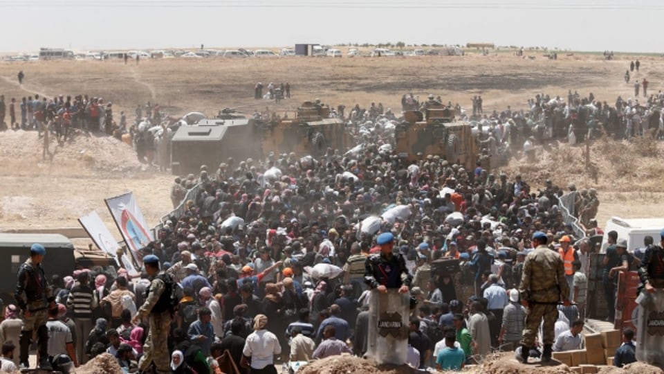 Syrische Flüchtlinge auf der türkischen Seite der Grenze (Juni 2015).