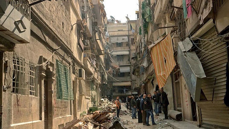 Ein Land im Untergang: Eine Strasse in Aleppo. Fast vier Millionen Menschen sind seit Kriegsbeginn aus dem Land geflohen, weit über sieben Millionen sind innerhalb des Landes geflohen oder vertreiben worden.