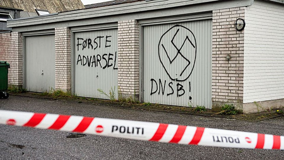 Das neue Asylgesetz dürfte den Vandalen, die das Asylzentrum im dänischen Tustrup angegriffen hatten gefallen. Die zwei Worte neben dem Hakenkreuz bedeuten «erste Warnung».