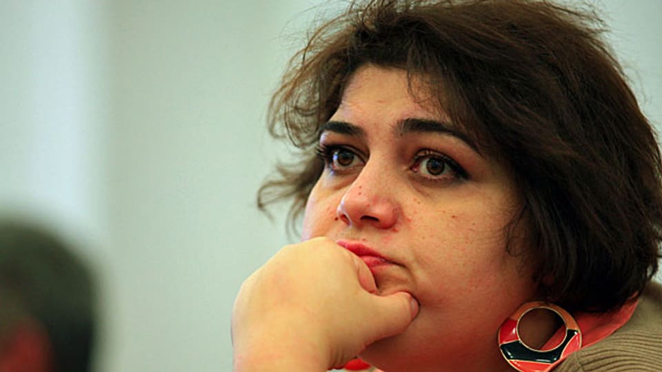  Das Urteil gegen Khadija Ismayilova ist Teil einer Welle der Repression, die Aserbeidschan erfasst hat. «Die Regierenden wollen vor allem verhindern, dass andere Leute Geld verdienen können. Denn dann würden sie zur Konkurrenz, zu unabhängigen Bürgern und Bürgerinnen, die Fragen stellen», sagt sie.