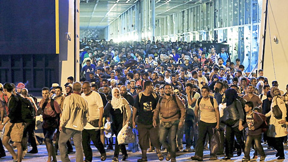 Die Internationalen Organisation für Migration schätzt, dass sich jeden Tag bis zu 2000 Flüchtlinge von Griechenland aus auf der sogenannten Balkanroute durch Mazedonien, Serbien und Ungarn begeben.