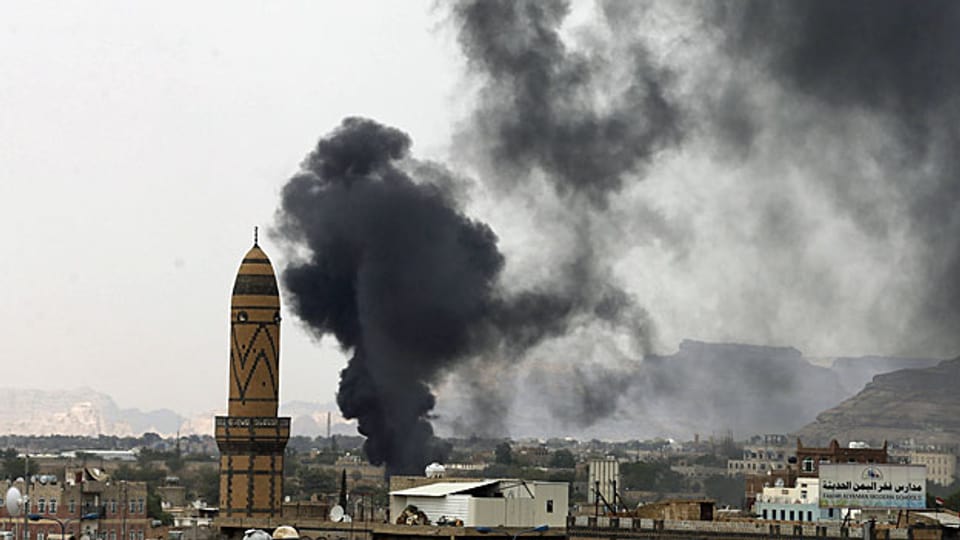 Die Saudis rüsten nach: Schwarzer Rauch über der jemenitischen Hauptstadt Sanaa - nach einem Luftangriff am 2. September.