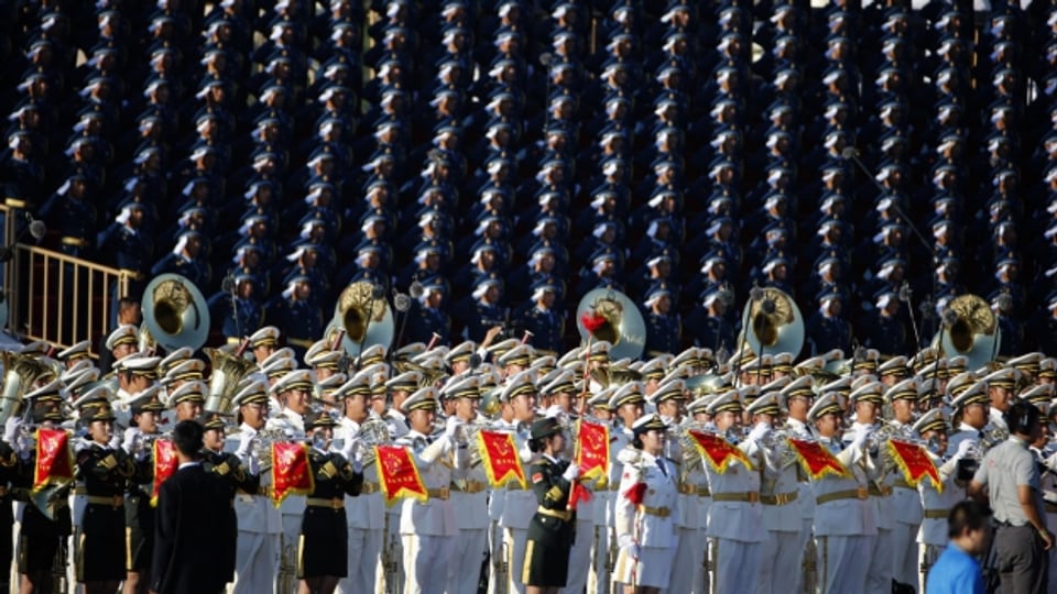 Eine Militär-Band kündigt die Parade an.
