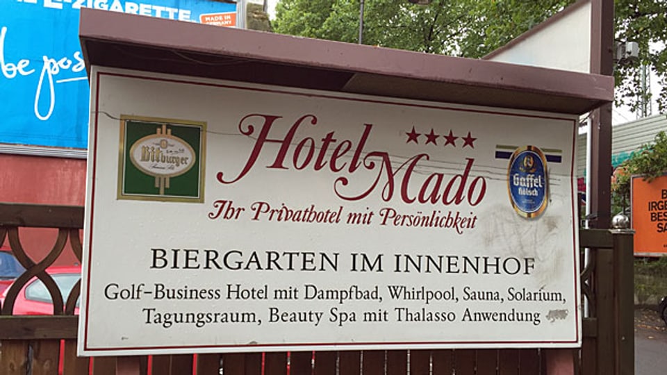 Aus dem Vierstern-Hotel Mado in Köln ist eine Unterkunft für eritreische Flüchtlinge geworden; der Hotelier hat mit der Stadt Köln einen Vertrag für drei Jahre abgeschlossen – und erhält pro Nacht und Asylbewerber gut 20 Euro vergütet.