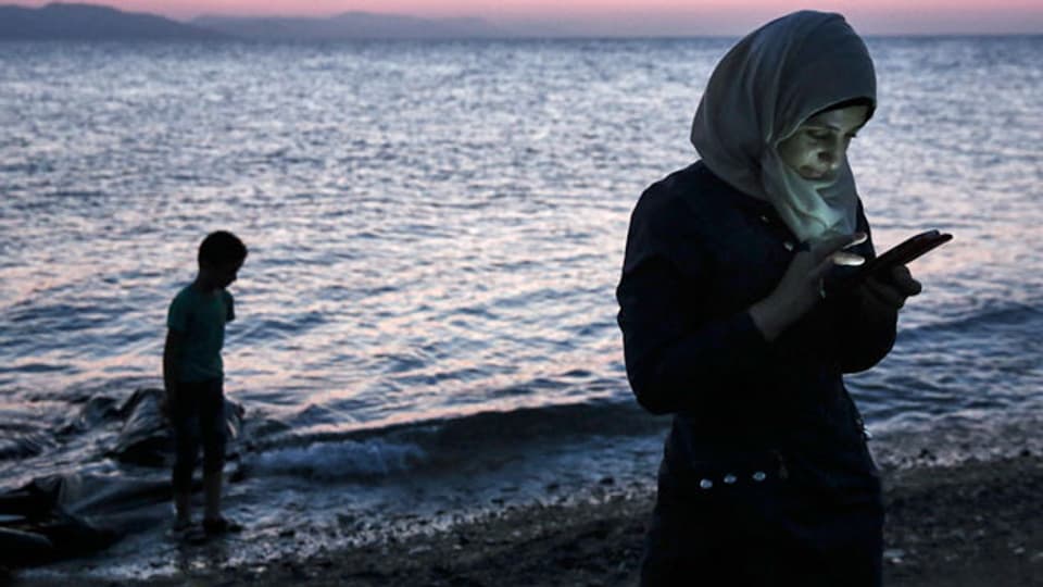 Ohne Smartphone wäre die Reise noch gefährlicher. Eine junge Frau hat nach der Überfahrt in einem Boot die griechische Insel Kos erreicht.