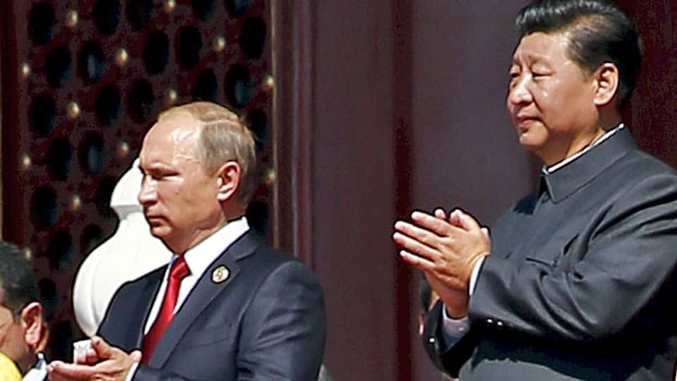 Putins Hoffnungen: China soll den Westen ersetzen als Absatzmarkt für russische Rohstoffe, chinesische Banken sollen die russische Wirtschaft stützen - und schliesslich soll Peking die Technologien liefern, die Russland wegen der Sanktionen aus dem Westen nicht mehr erhält. Die Erwartungen haben sich bis jetzt kaum erfüllt. Bild: Wladimir Putin und Xi Jinping.