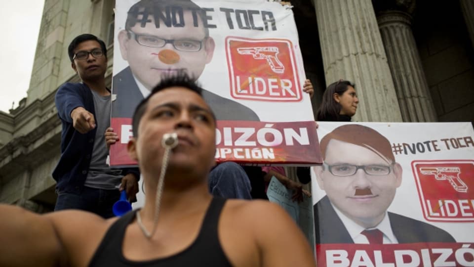 Demonstranten halten ein Plakat des Präsidentschaftskandidaten Manuel Baldizon hoch. Sie verlangen eine Wahlrecht-Reform, Guatemala Stadt, 5. September 2015