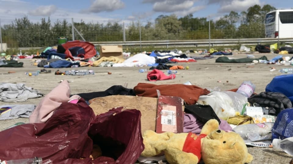 Von den Flüchtlingen zurückgelassene Gegenstände und Müllberge am Sonntag, 06. September 2015, an der Grenze in Nickelsdorf im Burgenland.