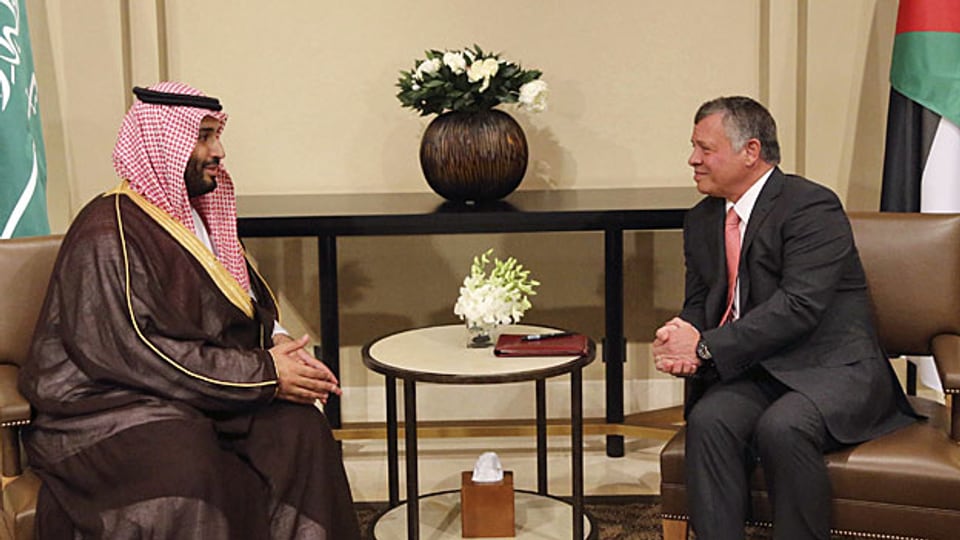 Der saudische Kronprinz bin Salman - hier mit dem jordanischen König Abdullah - wehrt sich gegen die Vorwürfe: Saudiarabien und andere Golfmonarchein finanzierten mit Milliarden humanitäre Hilfe für Syrienflüchtlinge in Jordanien.