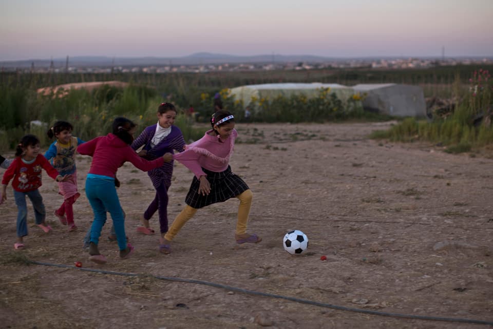 Syrische Flüchtlingskinder spielen Fussball in einem Flüchtlingslager in Jordanien.