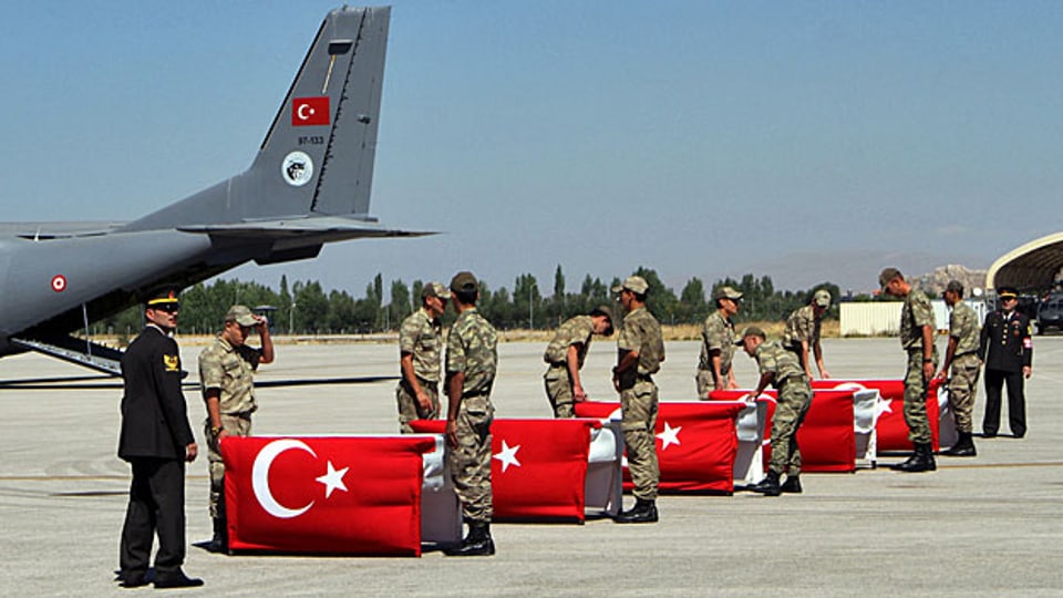 Nachdem bei einem PKK-Angriff 16 türkische Soldaten ums Leben gekommen sind, droht Premier Davutoglu: «Die PKK wird ausgelöscht».