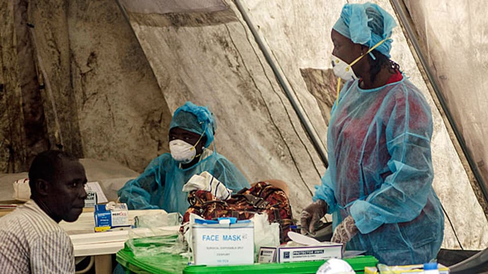 Im Spitaö von Kenema in Sierra Leone nehmen Gesundheitsarbeiterinnen Blutproben, um sie auf das Ebola-Virus zu testen.
